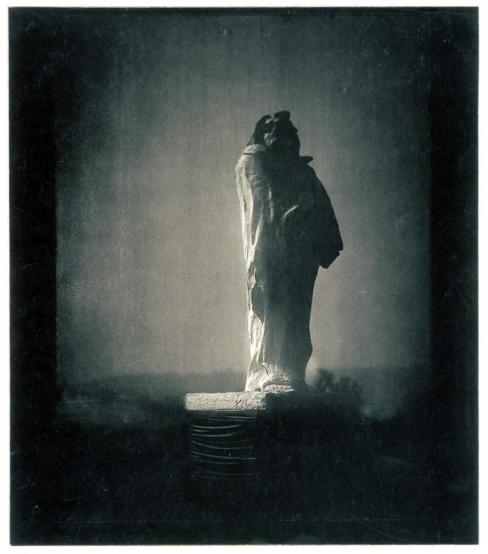 Photo remarquable de Steichen, pour Rodin, magnifiant clairement la dimension monumentale du Balzac ( épreuve en plâtre). La photo, permet de révéler la diversité des accroches de la lumière par la sculpture, selon les heures, le climat etc..rencontre heureuse pérennisée.